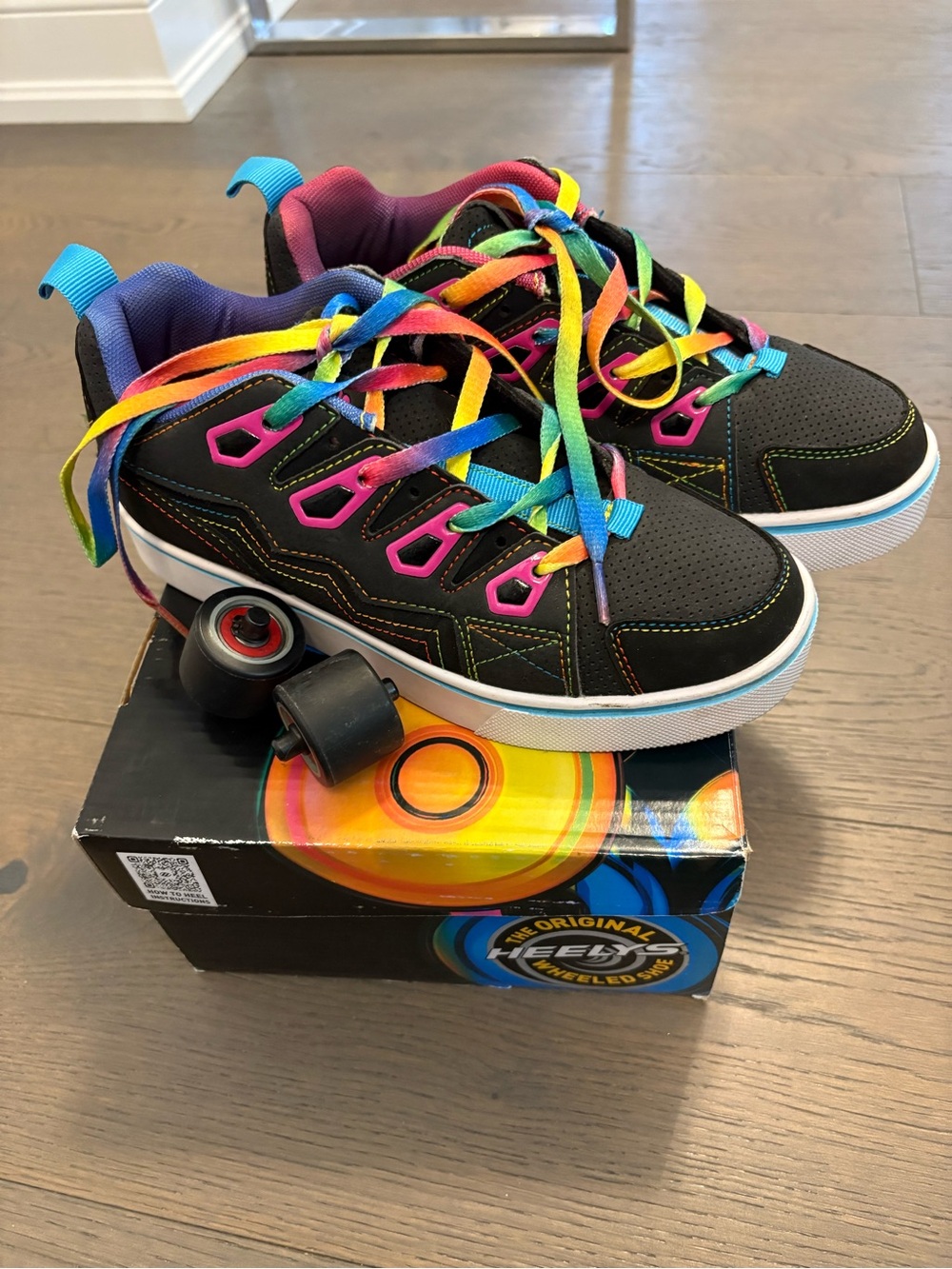 Heelyโs girls youth runners on wheels sz 5 new in box ret $135
